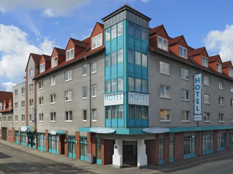 Außenansicht des Residenz Hotel Oberhausen mit blauer Glasfront und Hotelbeschriftung