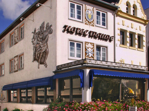 Festlich geschmückte Fassade des Hoteltraube Rüdesheim zu Silvester