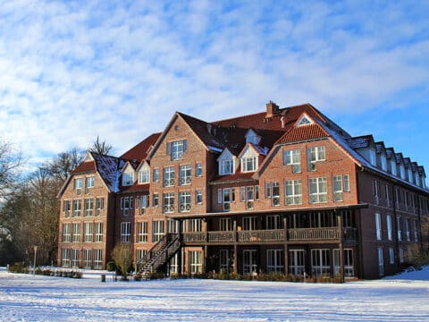 Schneebedecktes Park Hotel Fasanerie Neustrelitz im Winter