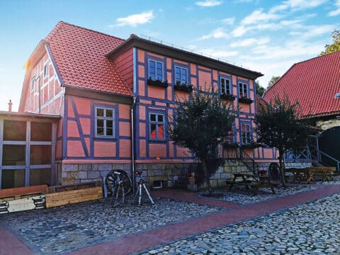 Landhotel Schäferhof in traditioneller Fachwerkarchitektur, geschmückt für Silvester