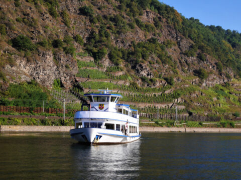 Schiff auf dem Rhein für eine Silvesterfahrt, organisiert vom Mercure Hotel Koblenz