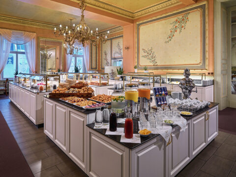 Luxuriöses Frühstücksbuffet im Grand Hotel Kaiserhof Victoria zu Silvester