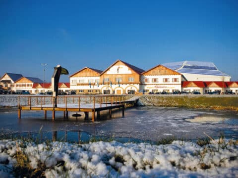Winterliche Außenansicht des Van der Valk Hotels Hamburg-Wittenburg