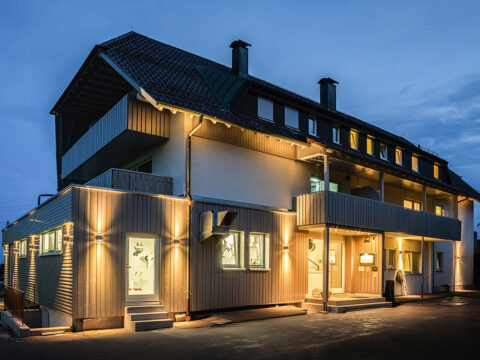 Beleuchtetes Hotel Sonnenhof Teinachtal bei Nacht als stilvoller Gastgeber für Silvester im Schwarzwald.