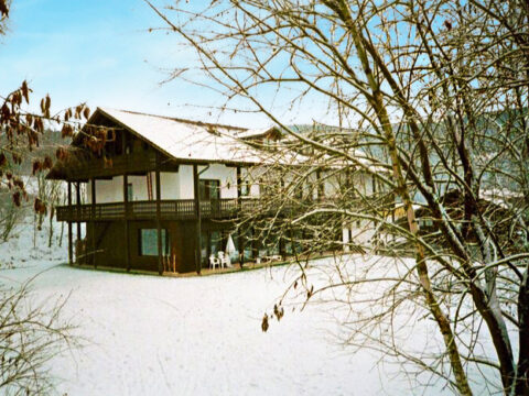 Schneebedecktes Hotel Ferien vom Ich im Bayerischen Wald, ideal für die Silvesterfeier