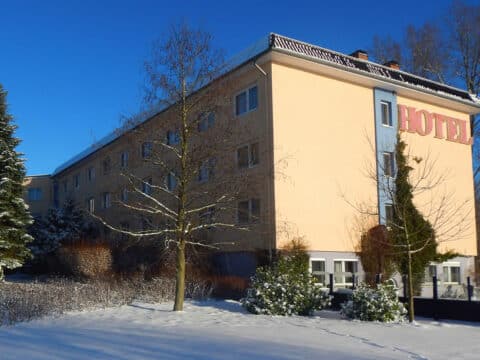Ansicht des Hotel Am Tierpark an einem sonnigen Wintertag, verschneite Szenerie ideal für den Silvesterurlaub