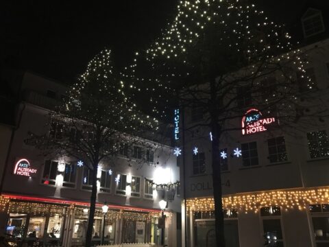 Weihnachtlich beleuchtete Fassade des Altstadthotel Arte während der Silvesterzeit