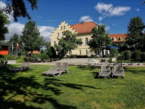Hotel Konsumhotel Dorotheenhof Weimar umgeben von grünem Garten im Sonnenschein