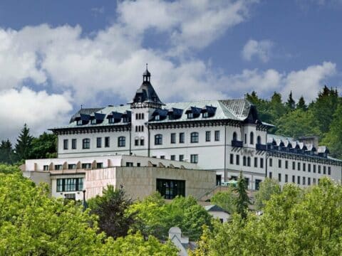 Festliche Außenansicht des Chateau Monty Spa Resorts zu Silvester.
