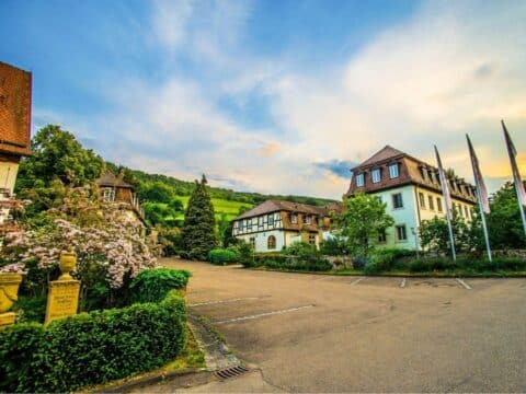Blick auf das malerische Hotel Schloss Döttingen eingebettet in die Natur, ideal für den Silvesterabend