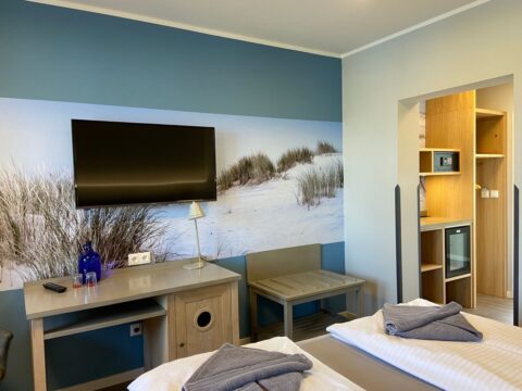 Komfortables Zimmer mit Strandwandbild im Hotel & Gasthof Zur Linde für Silvester