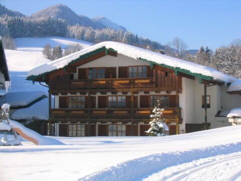 Schneebedecktes Landhotel Maiergschwendt by DEVA in der Silvesternacht
