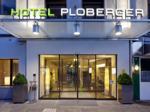 Beleuchteter Eingang des Hotel Ploberger an Silvesterabend in Wels
