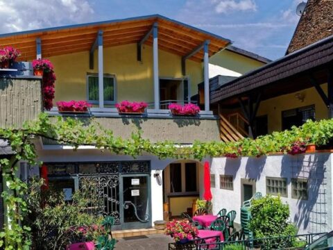 Charmantes Hotel mit Blumenschmuck zum Silvester am Mosel - Moselstern Hotel Zum Guten Onkel in Bruttig-Fankel, Rheinland-Pfalz