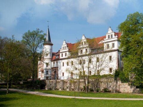 Schlossansicht des Schloßhotel Schkopau umgeben von grüner Natur zur Silvesterzeit