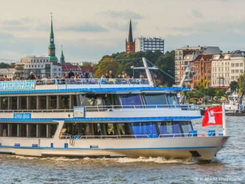 Die MS RIVER STAR bereit für eine Silvesterfahrt im Hamburger Hafen.