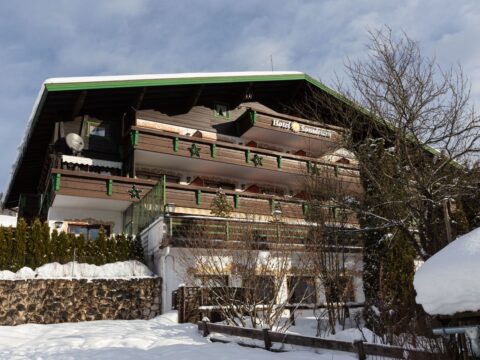 Außenansicht des DEVA Hotel Sonnleiten, umgeben von einer Schneelandschaft zu Silvester