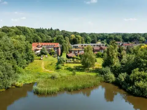 Luftaufnahme des Ringhotel Köhlers Forsthaus in Aurich, geschmückt für die Silvesterfeierlichkeiten