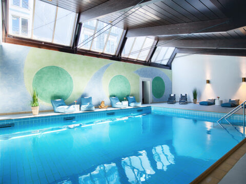 Schwimmbad im ACHAT Hotel Bad Dürkheim, ideal für Erholung am Silvester