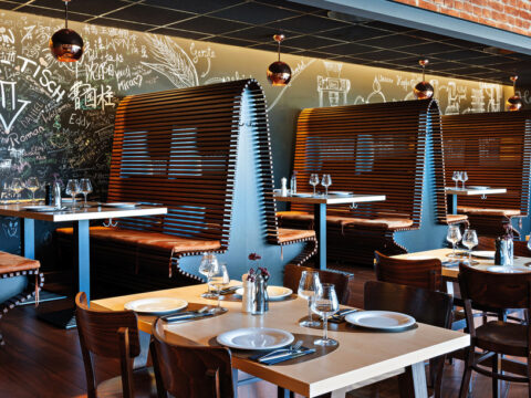 Stilvoll eingerichteter Restaurantbereich im Styles Hotel Frankfurt Airport für ein festliches Silvester-Dinner