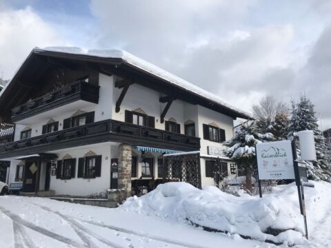DEVA Hotel Kaiserblick im Chiemgau, verschneit zur Silvesterzeit