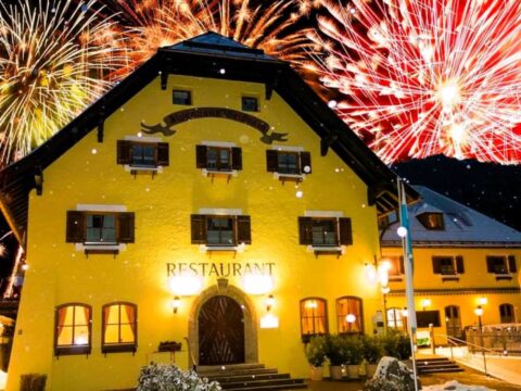 Farbenprächtiges Silvesterfeuerwerk über dem DEVA Hotel Alpenglück bei Nacht