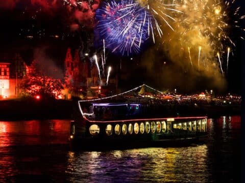 Feuerwerk über dem Rhein mit dem festlich beleuchteten Schiff Moby Dick nahe dem President Hotel Bonn