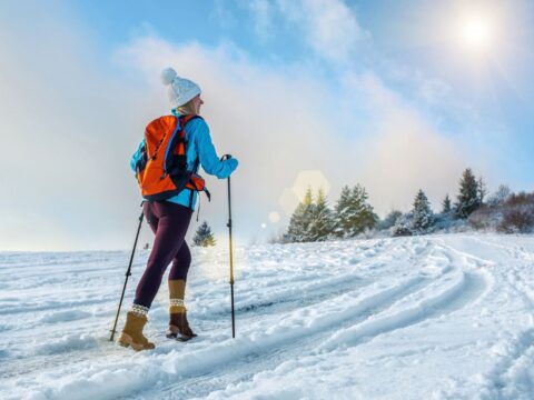 Frau wandert im Schnee nahe Wellness Hotel Garni Krone zu Silvester