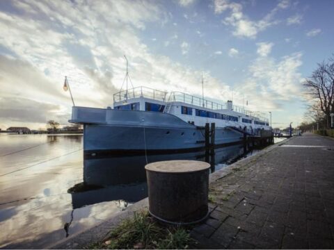 ARCONA - Hostel on the Water in Wilhelmshaven bereit für die Silvesterfeier am Wasser